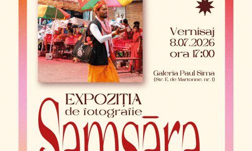 Afiș al expoziției de fotografie „Samsāra” cu lucrări de Horia-Mihai Gligor. În centrul afișului apare o fotografie de stradă realizată într-o piață aglomerată, cu umbrele colorate și un trecător îmbrăcat în haine viu colorate. Designul afișului are un fundal crem, încadrat de un chenar în degrade de portocaliu, roz și roșu. În partea dreaptă sunt afișate perioada 1–31 iulie 2026, informațiile despre vernisaj (8 iulie 2026, ora 17:00) și locul desfășurării: Galeria Paul Sima, Str. E. de Martonne nr. 1. Titlul „Samsāra” este scris cu litere mari roșii în partea inferioară. În partea superioară sunt prezente siglele instituțiilor organizatoare, iar în partea de jos apar logo-urile sponsorilor.