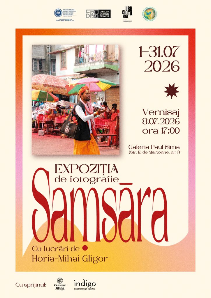 Afiș al expoziției de fotografie „Samsāra” cu lucrări de Horia-Mihai Gligor. În centrul afișului apare o fotografie de stradă realizată într-o piață aglomerată, cu umbrele colorate și un trecător îmbrăcat în haine viu colorate. Designul afișului are un fundal crem, încadrat de un chenar în degrade de portocaliu, roz și roșu. În partea dreaptă sunt afișate perioada 1–31 iulie 2026, informațiile despre vernisaj (8 iulie 2026, ora 17:00) și locul desfășurării: Galeria Paul Sima, Str. E. de Martonne nr. 1. Titlul „Samsāra” este scris cu litere mari roșii în partea inferioară. În partea superioară sunt prezente siglele instituțiilor organizatoare, iar în partea de jos apar logo-urile sponsorilor.