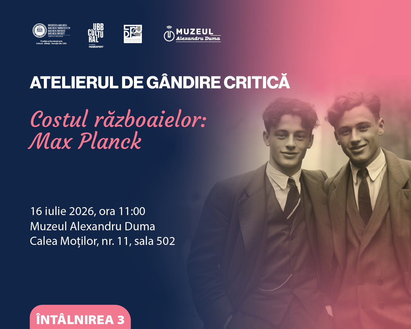 Afiș al Atelierului de Gândire Critică «Costul războaielor: Max Planck», organizat la Muzeul Alexandru Duma pe 16 iulie 2026. În partea dreaptă apare o fotografie de arhivă cu două persoane îmbrăcate în costume, pe un fundal în degrade albastru și roz.