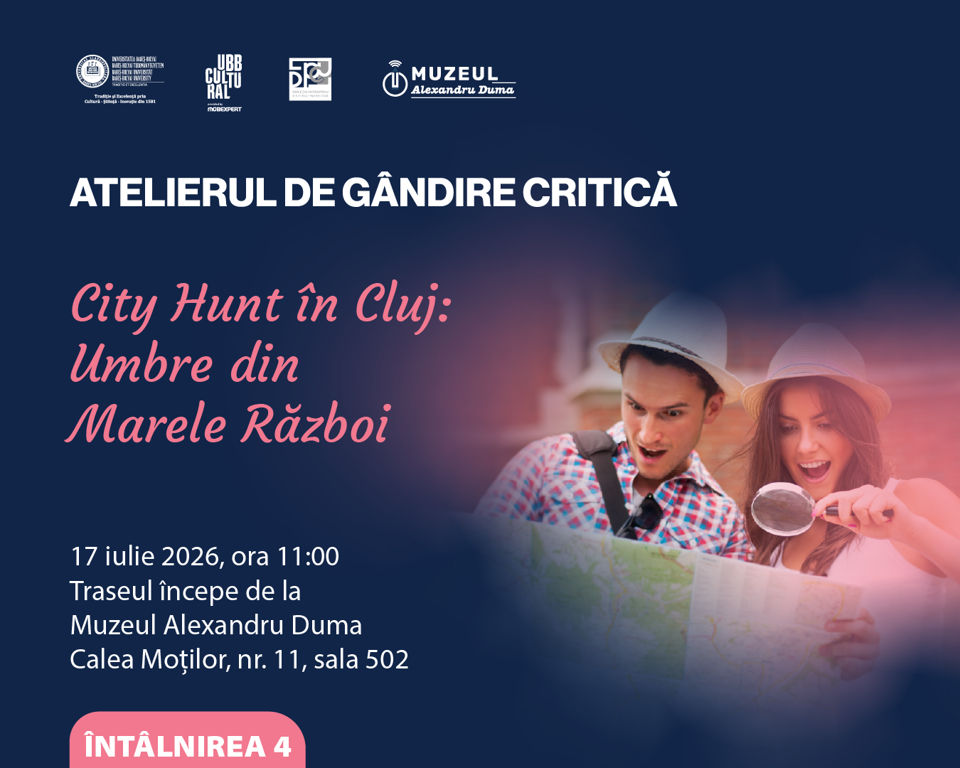 Afiș pentru Atelierul de Gândire Critică «City Hunt în Cluj: Umbre din Marele Război», programat pe 17 iulie 2026 la Muzeul Alexandru Duma. În partea dreaptă este ilustrată o activitate de explorare urbană, cu două persoane analizând o hartă și o lupă.