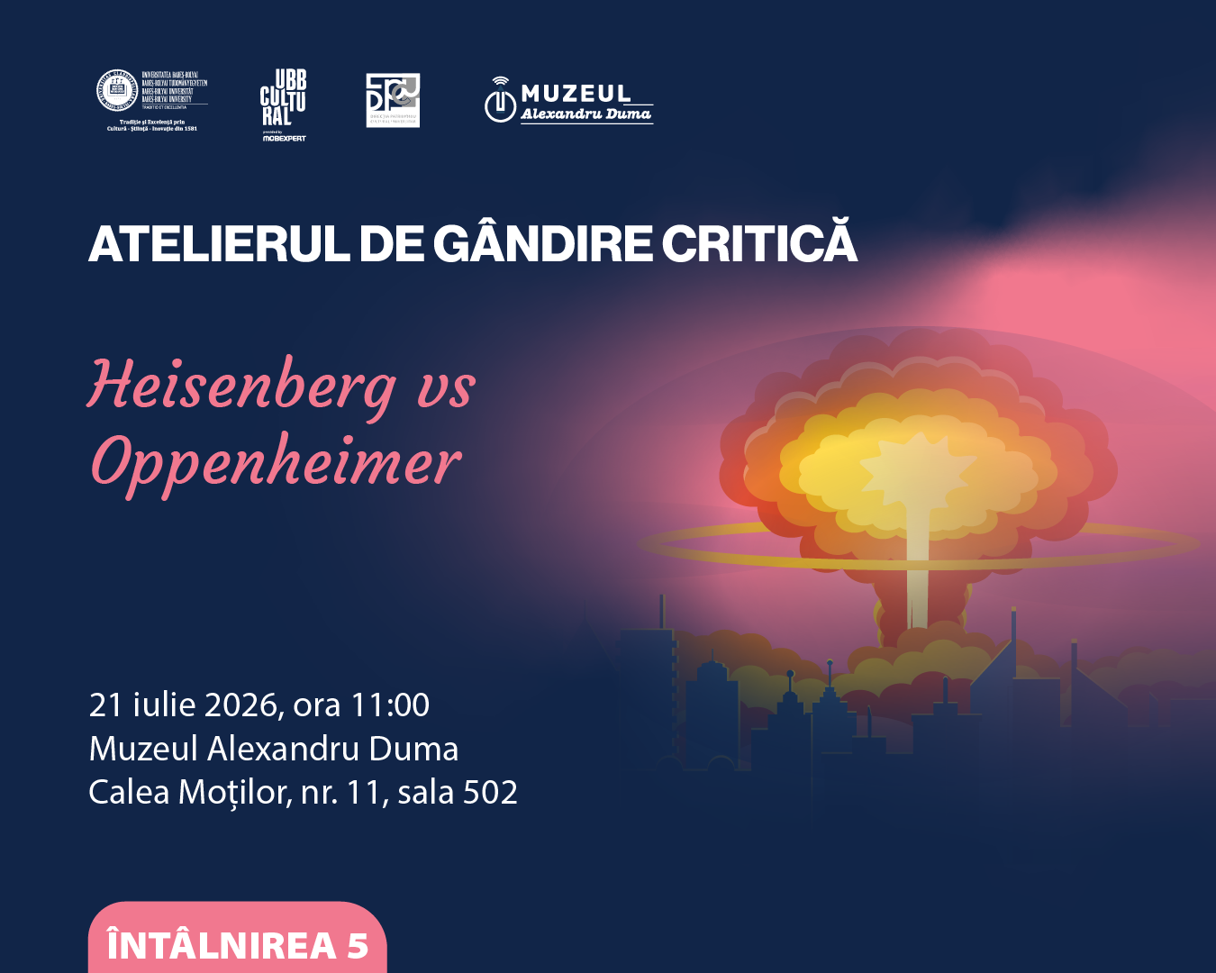 Afiș promoțional pentru Atelierul de Gândire Critică, întâlnirea 5, cu tema „Heisenberg vs Oppenheimer”. Pe fundal albastru închis este ilustrată o explozie nucleară stilizată deasupra unei siluete urbane. Afișul anunță evenimentul din 21 iulie 2026, ora 11:00, la Muzeul Alexandru Duma, sala 502, Calea Moților nr. 11.
