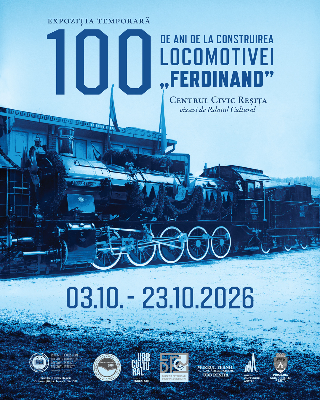 Afișul expoziției temporare „100 de ani de la construirea locomotivei «Ferdinand»”, cu o fotografie istorică a locomotivei, prezentată în tonuri de albastru. Expoziția are loc în Centrul Civic Reșița, în perioada 3 octombrie – 23 octombrie 2026.