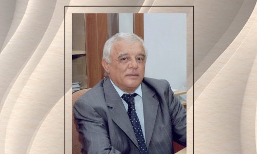 Afiș cu fundal bej și elemente grafice decorative, dedicat memoriei profesorului universitar Nicolae Bocșan (1947-2016). În centru este prezentat un portret al profesorului, iar textul anunță evenimentul «Evocări în cuvinte și imagini», organizat pe 22 septembrie 2026, ora 12:00, la Galeria Paul Sima (Clubul Casei Universitarilor), Cluj-Napoca.